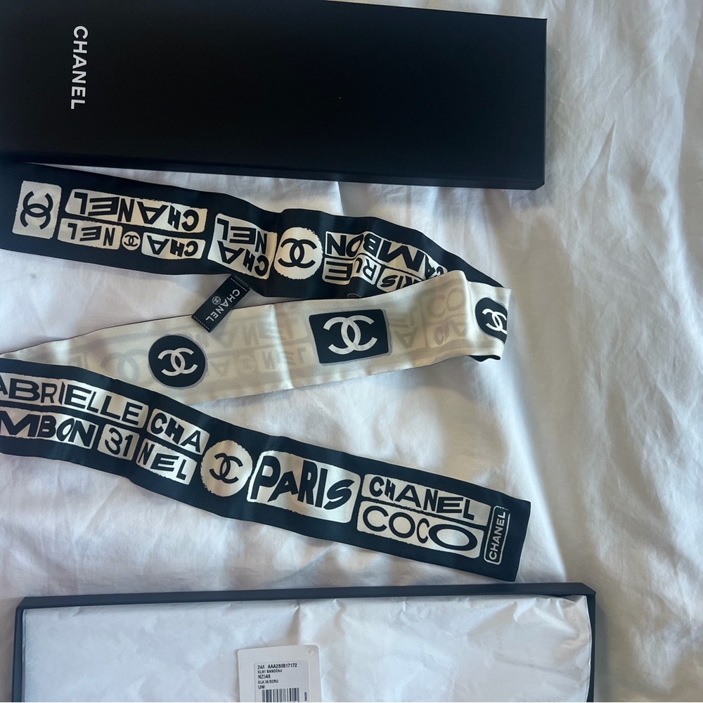 CHANEL Black and White Slim Bandeau